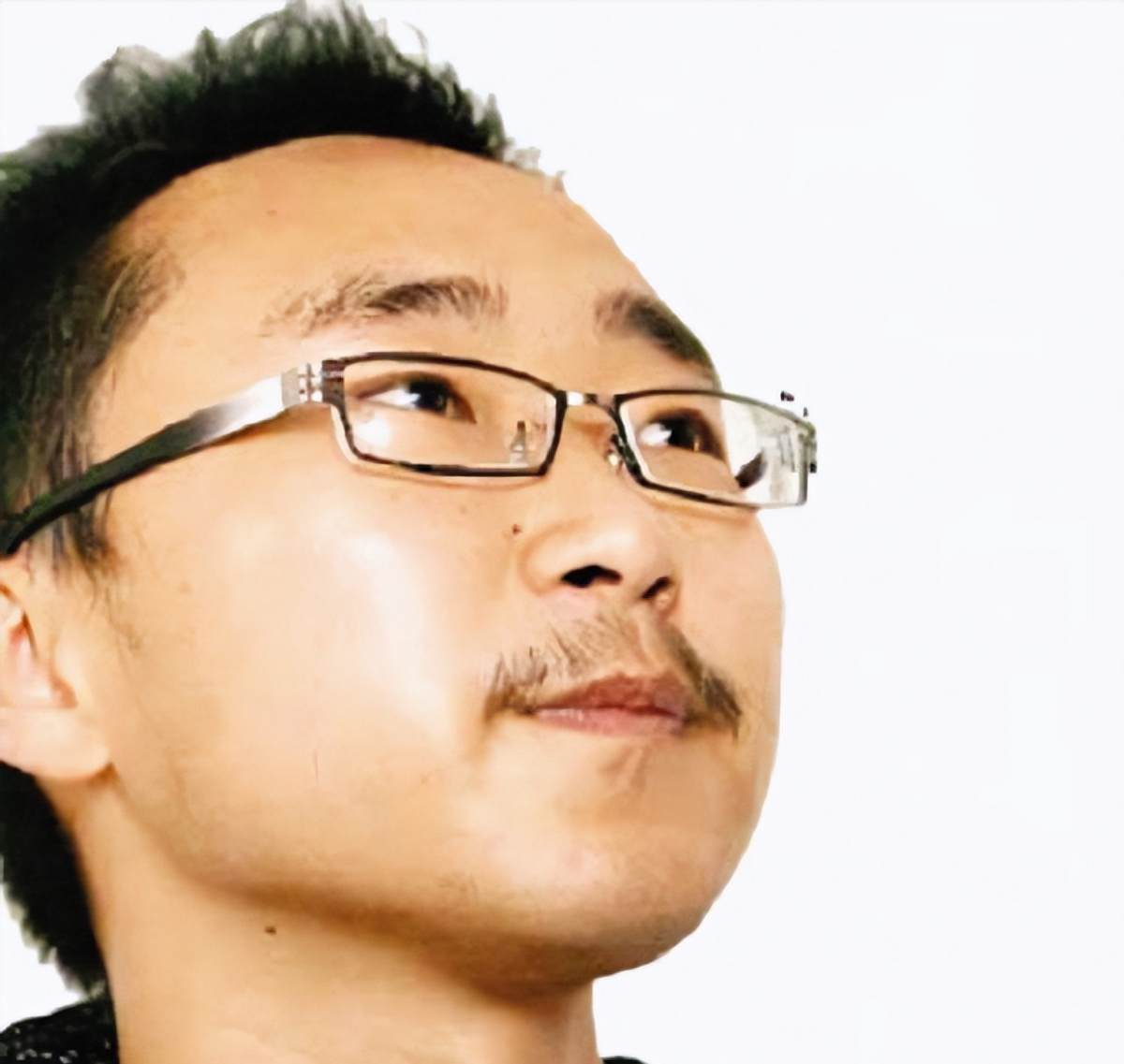 这时一则新闻启发了他——复旦大学教授刘钊,破格录取了38岁的三轮