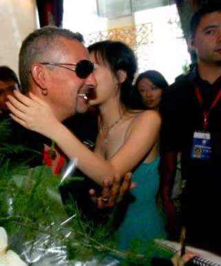 田朴珺身穿吊带,拨开人群,直扑过去,抱住巴乔,在他脸上连续亲吻.