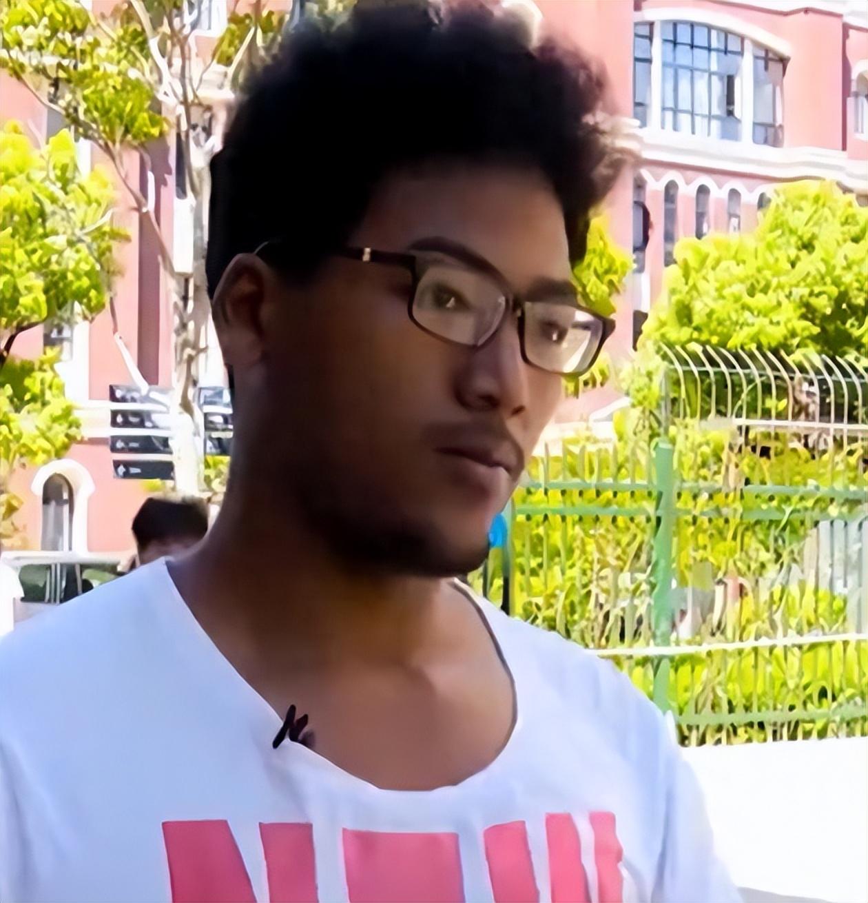 回顾上海阿婆捡到黑人婴儿,为落户奔走14年,如今祖孙却无家可归?