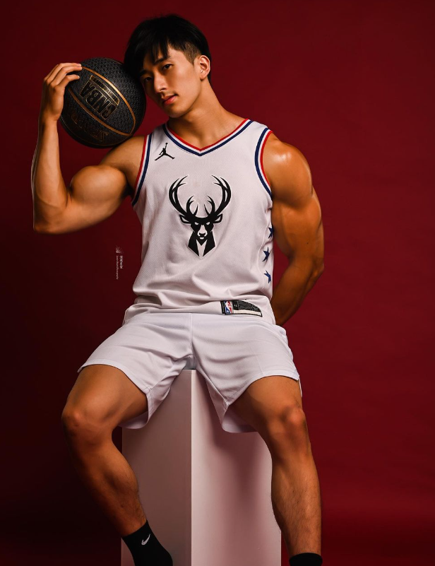 30岁鲜肉大叔苦练肌肉,10块腹肌金刚肩,这贴贴的胸大肌比头还大