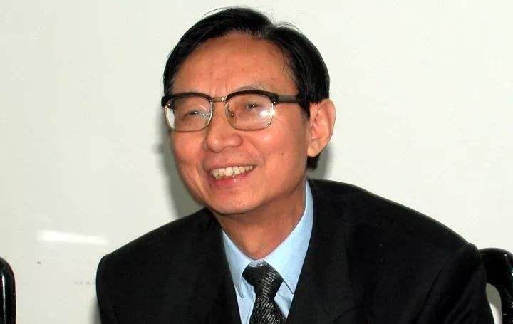 然而,尹明善身上依旧有使不完的劲儿,他对员工发出了灵魂质问:"到处是