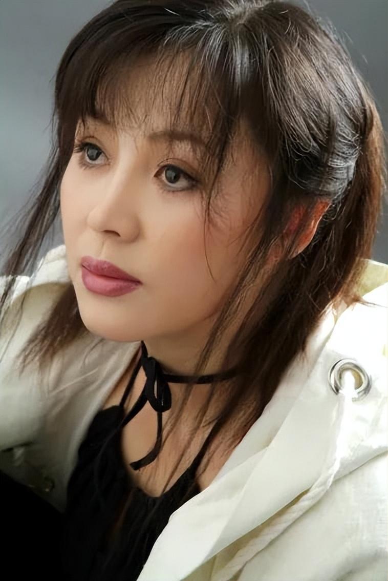 回顾于小慧:被2段感情所伤,不再相信爱情,今52岁单身