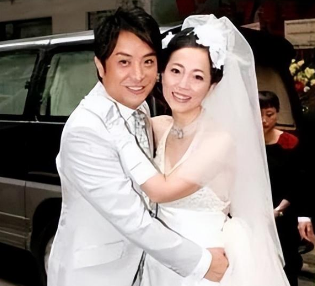 感情上,苑琼丹曾经与林正英有过一段恋情,林正英去世后这段感情也随之