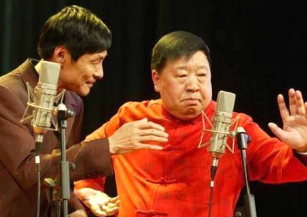 1987年拉着徒弟刘伟,冯巩,赵炎等演红群口相声《五官争功》.