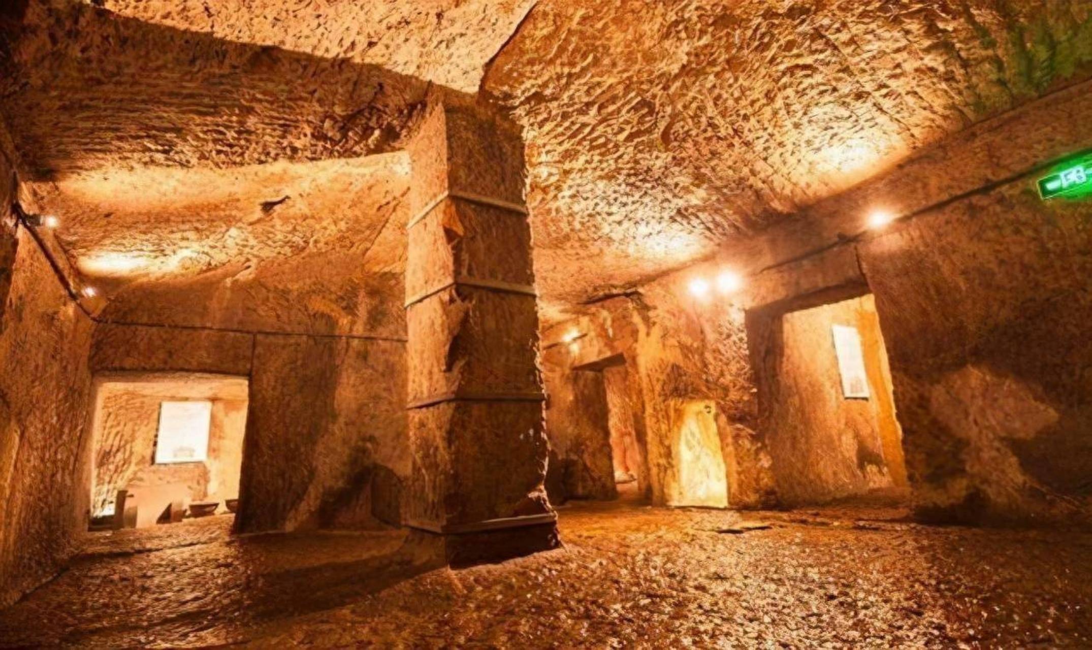 20世纪40年代,阿巴坎地区发现一座豪华汉朝风格地下宫殿,考古学家认为