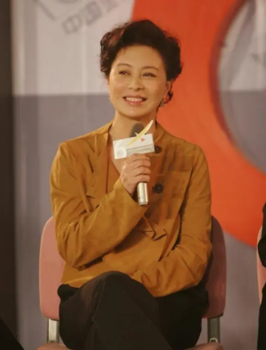 她是国家一级演员,与富豪结婚37年零绯闻,儿子帅气是她的骄傲