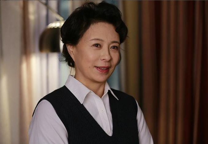 她是国家一级演员,与富豪结婚37年零绯闻,儿子帅气是她的骄傲
