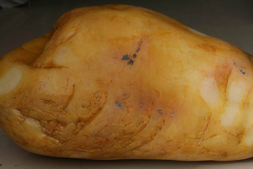 识别卡瓦石可从油润性,触感,硬度等方面判断,学习相关知识,选择信誉