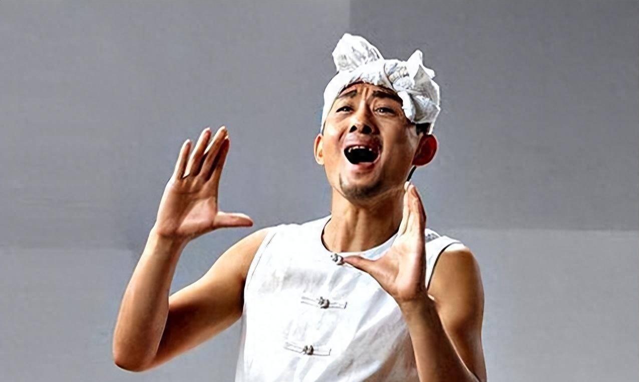 消失9年的歌手阿宝,早就经走上了一条"不