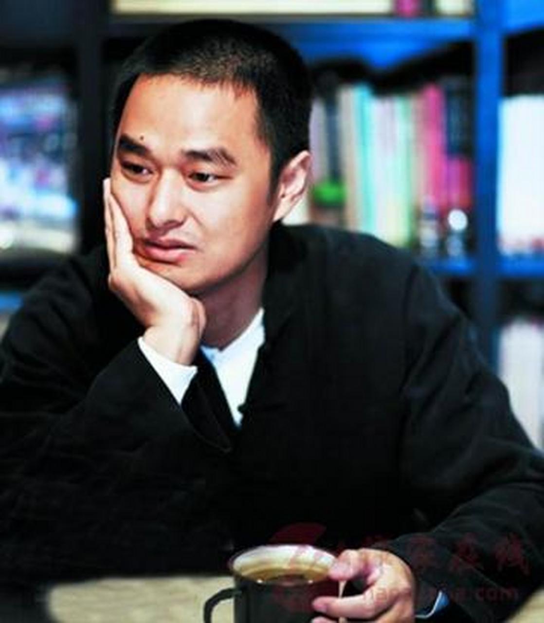 冯唐说,幸福的婚姻纯粹得靠命.