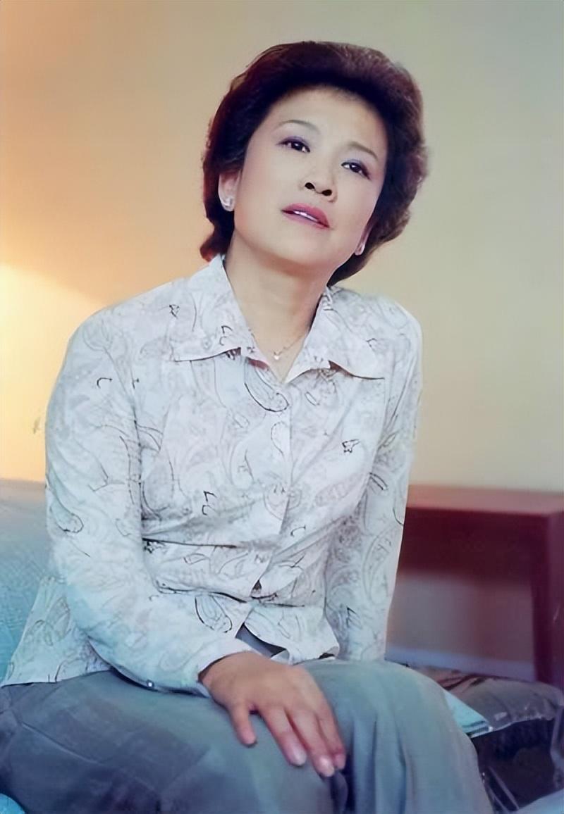 回顾老戏骨宋春丽:为事业放弃生育,61岁终于当上母亲,弥补了遗憾