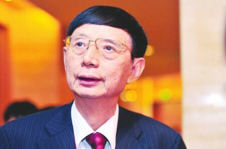 12岁那年,地主家庭纷纷遭殃,尹明善一家也没能躲过,被迫搬出老宅,住进