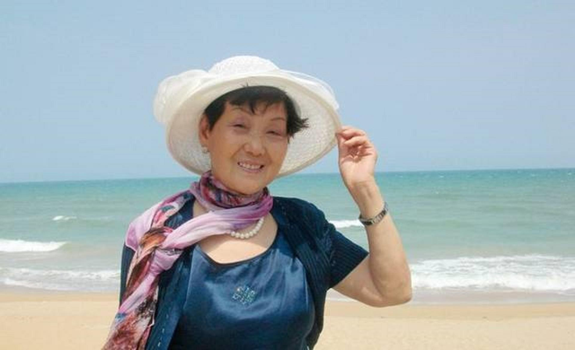 回顾:浙江女富豪丈夫出轨女儿自杀,70岁沦为扫厕工,月薪400元