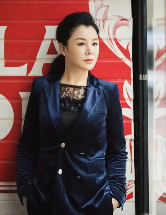 回顾于小慧:被2段感情所伤,不再相信爱情,今52岁单身