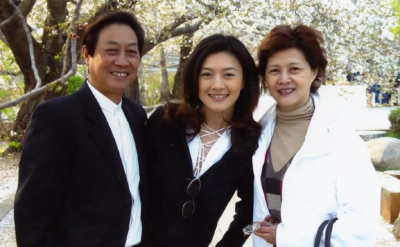 回顾田海蓉:丧母又丧夫,父亲瘫痪女儿年幼,凭一己之力扛起重担