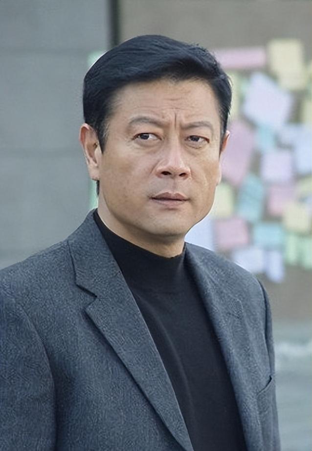 又被调回了青岛,而巫刚则继续留在四川上学,和爷爷奶奶生活在一起