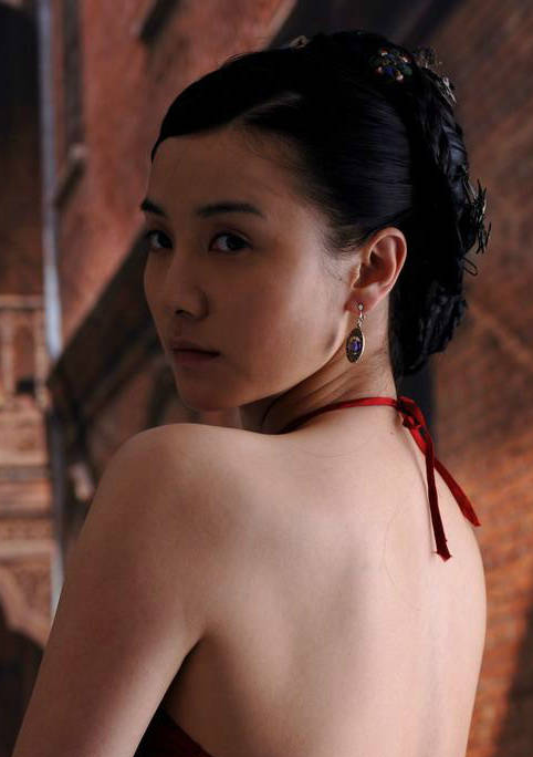 2007年,宋佳出演了张黎执导的电视剧《中国往事》.