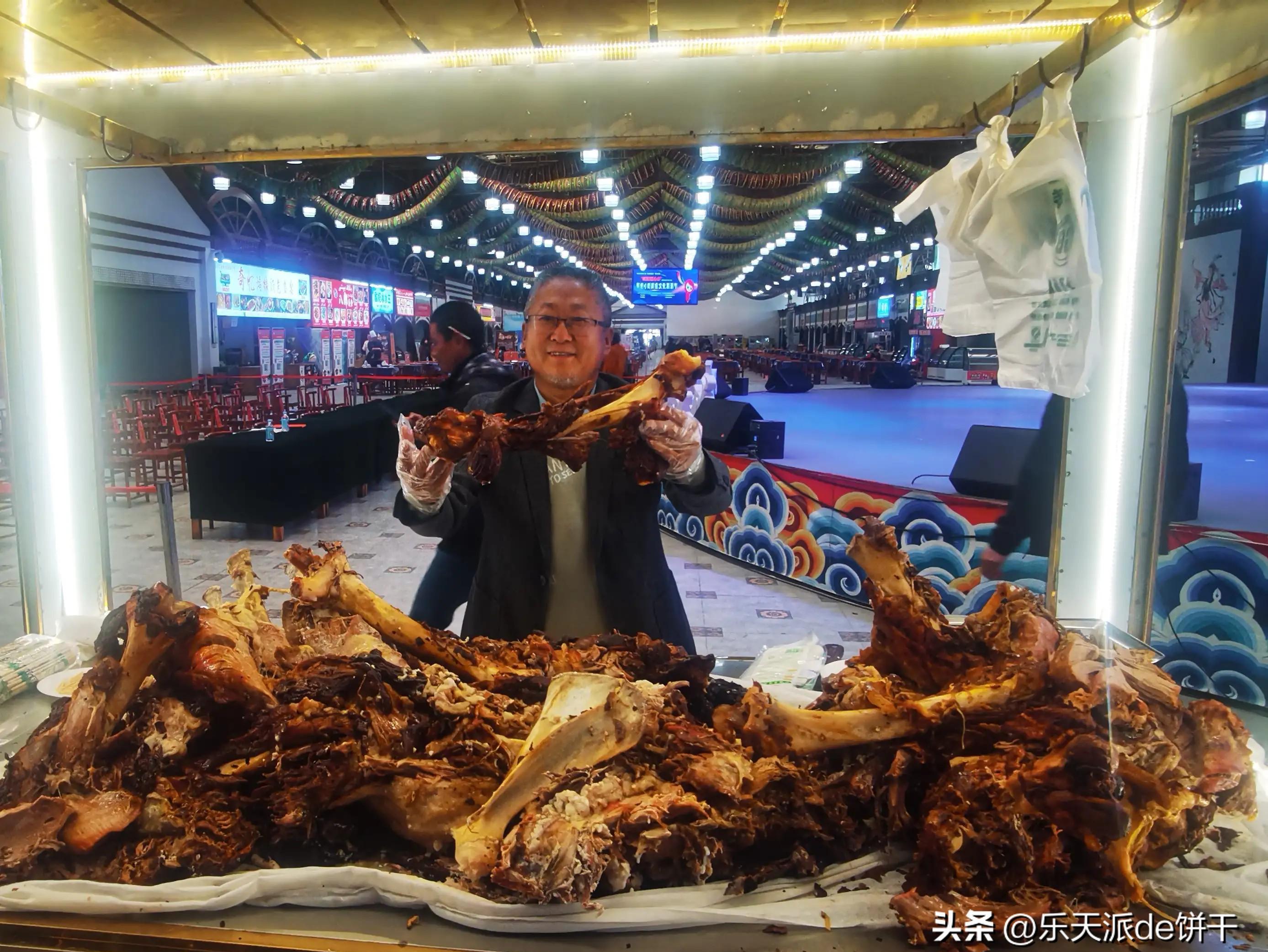 在阿拉伯,有一道奢华的国菜就是烤骆驼,他们会在骆驼体内塞入一只羊