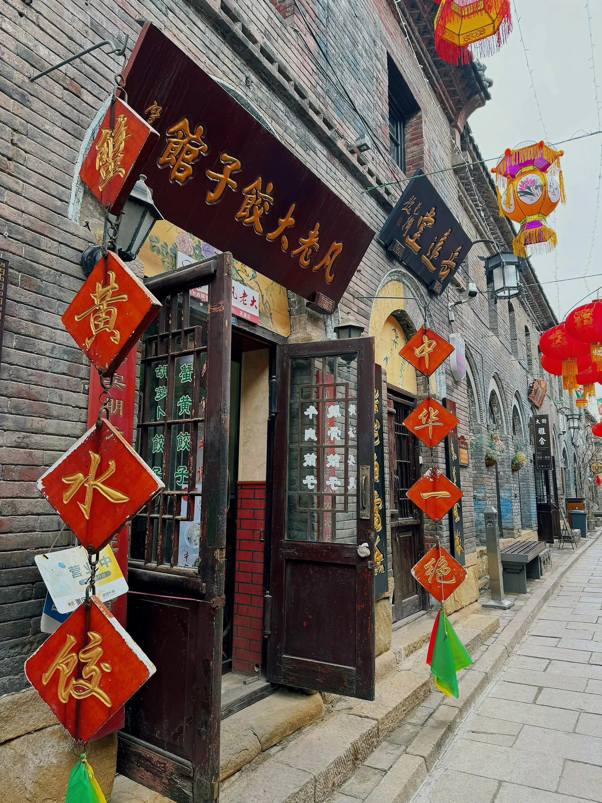 周村旅游必去景点  我第一次来到周村古商城的时候,就被它独特的氛围