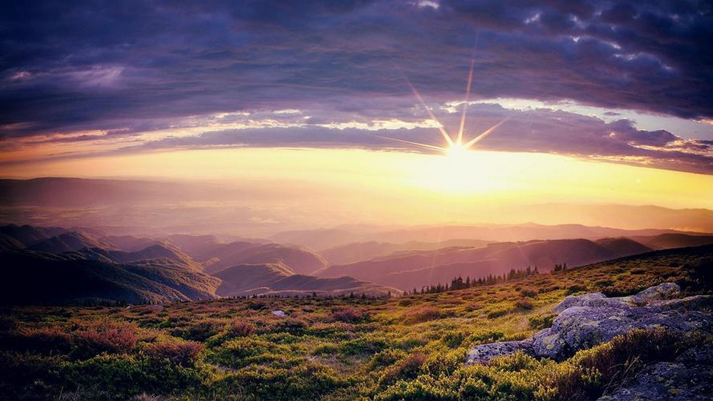 有钱筛酒杯杯满,无钱筛酒浅三分.  3.绿了荒山头,干沟清水流.