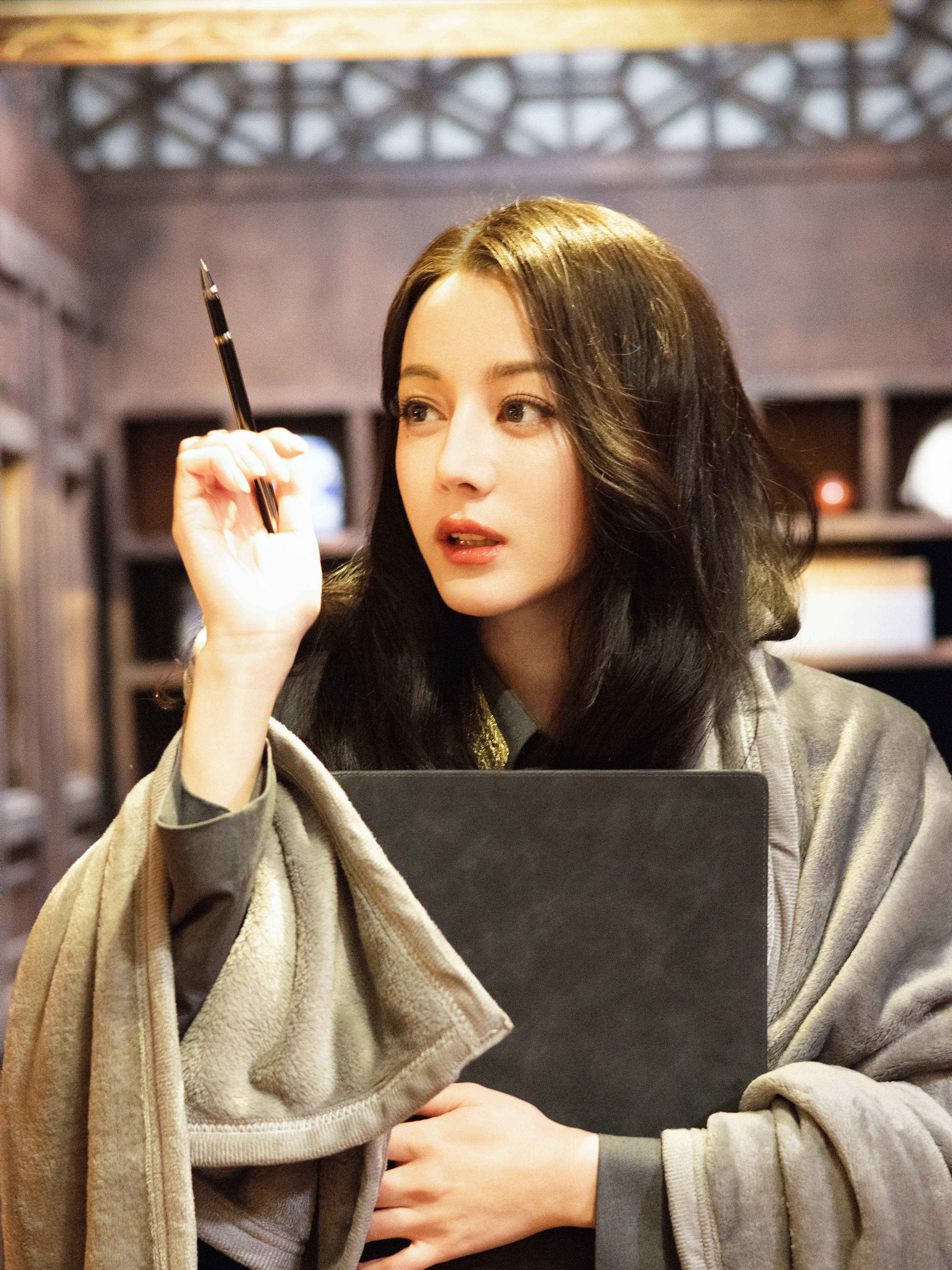 迪丽热巴《开始推理吧》幕后花絮照掉落~低头侧颜好美啊