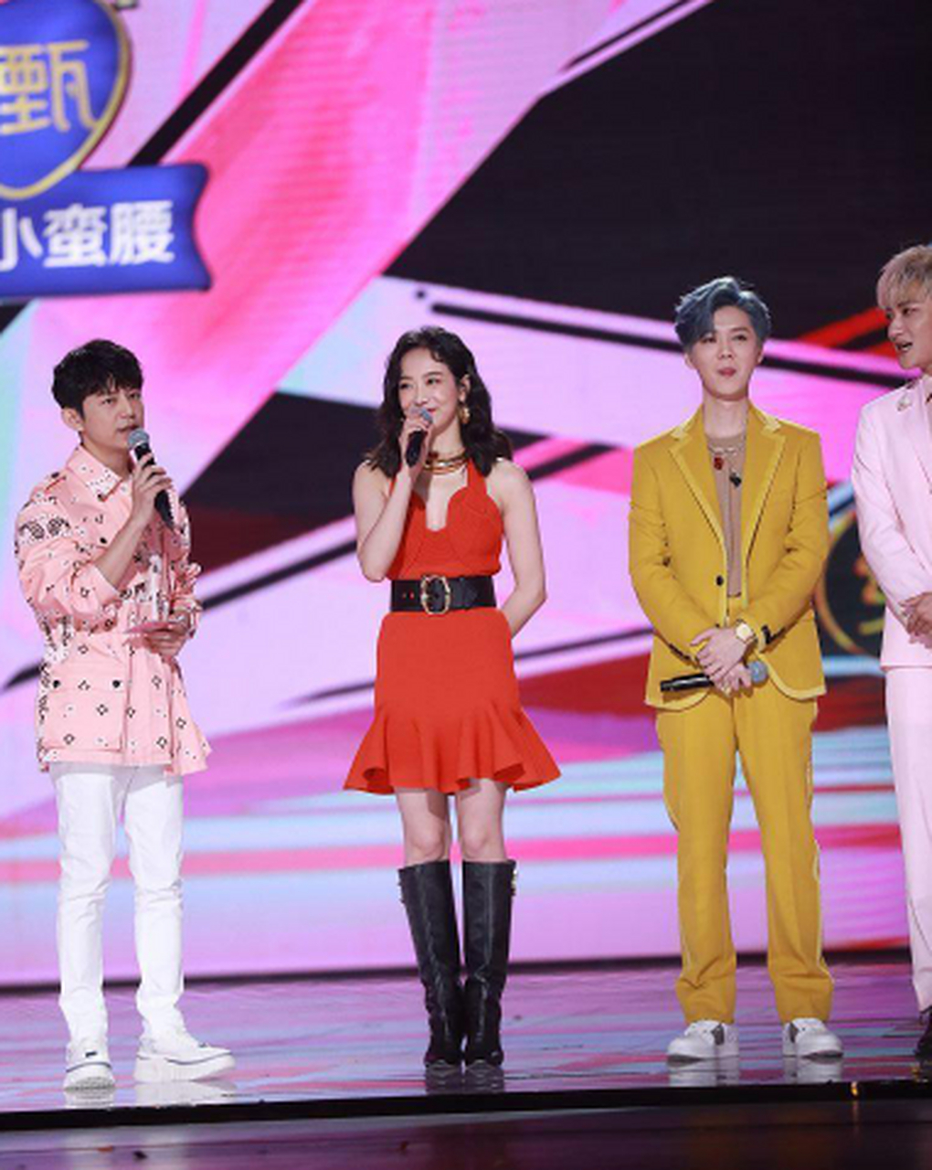 不是说毛不易是180吗?这怎么和身高178的鹿晗站一起是这个样子的?