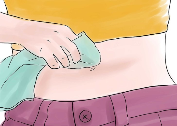 如果肚脐又脏又黑,用手轻摸还会闻到难闻的酸臭味,这个时间