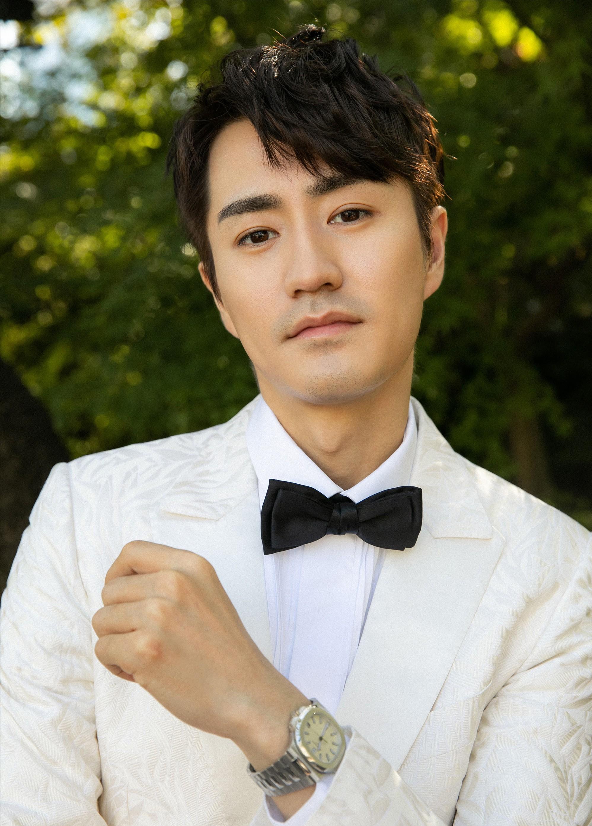 有一次,杨玏去考驾照,教练看了名单,半天说不出话"那个,杨