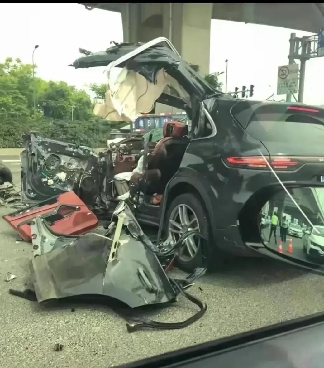 惨烈!宁波一保时捷追尾大货车,一死一重伤,知情人曝女司机身份
