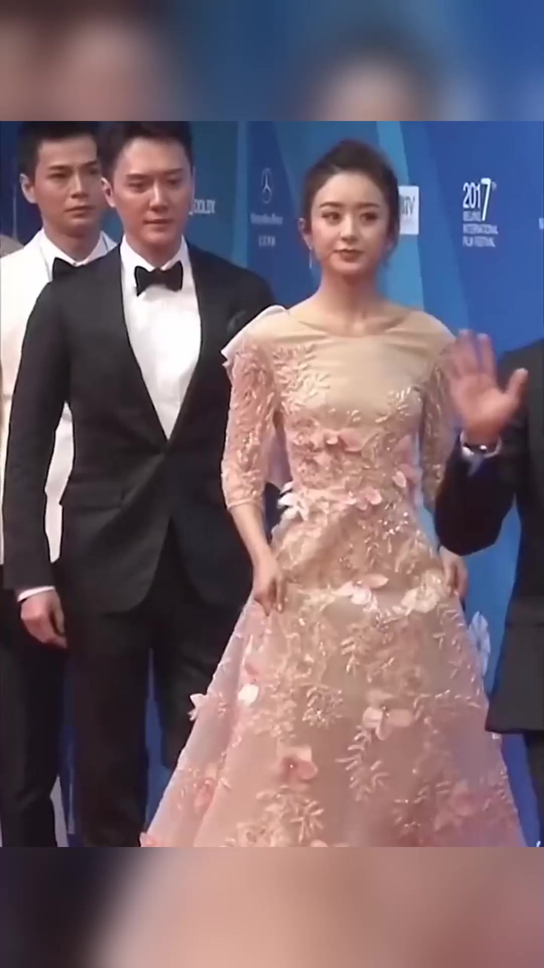 两年后的今天,赵丽颖和冯绍峰竟在机场相遇,冯母甚至