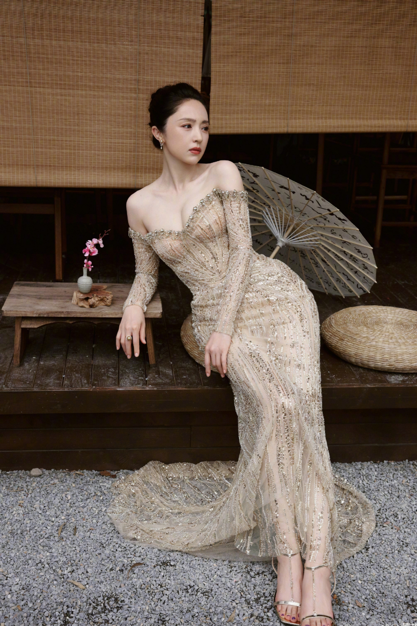 董璇一字肩礼服流光溢彩,明媚动人,娇俏中带着无限风情,美艳不可方物!