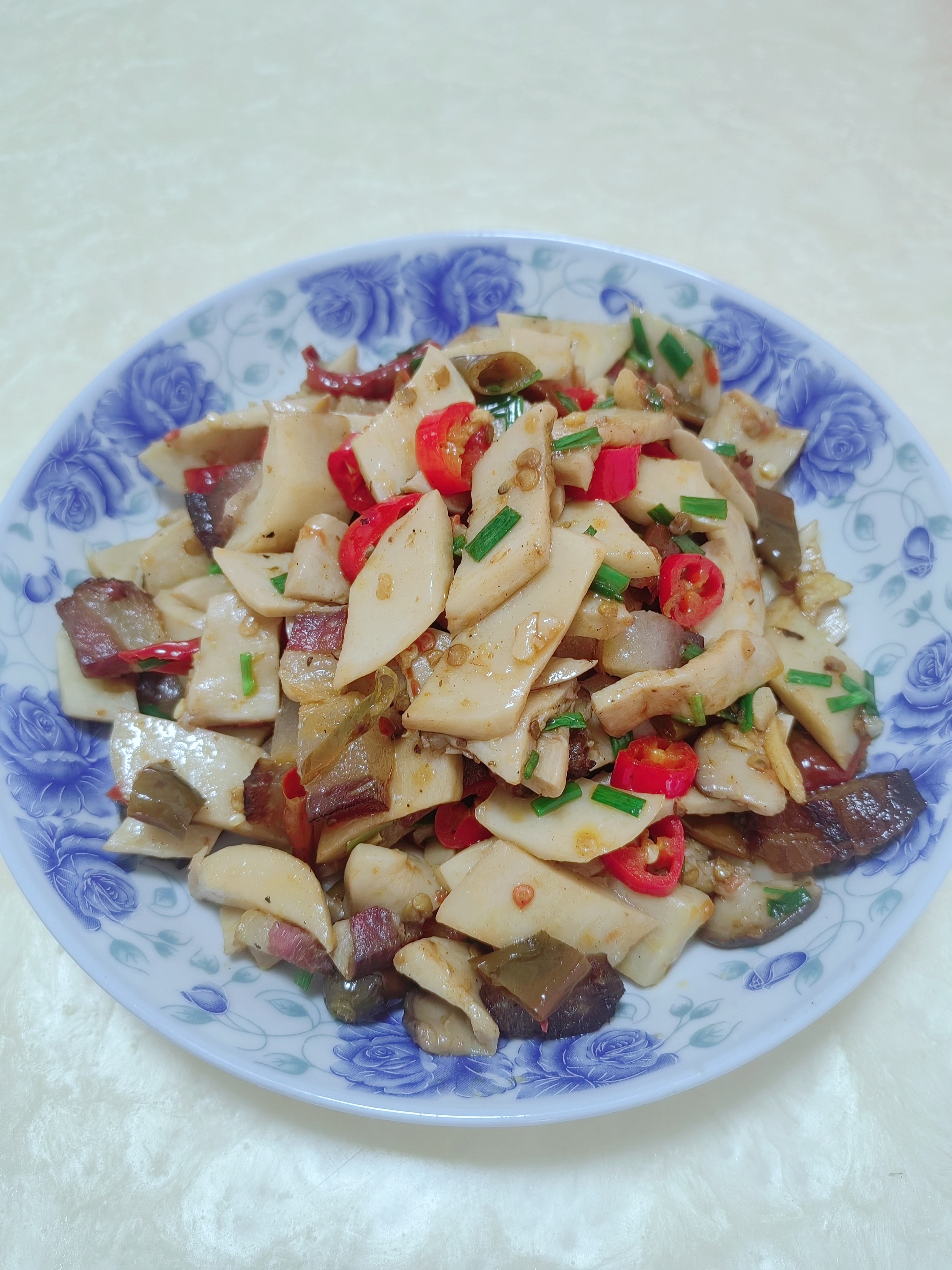 杏鲍菇炒腊肉是一道美味的家常菜.@叶子食光的动态