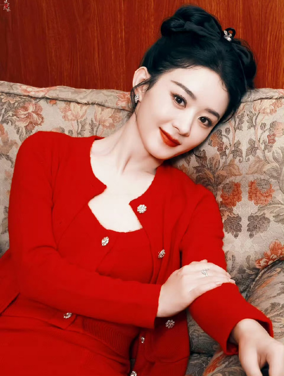 赵丽颖,红色连衣裙,优雅复古!