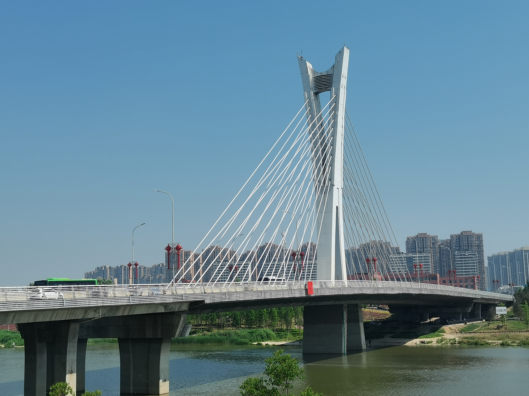 从大庆路桥东位置沿河滩一路向东至周口大道,至东方园林,且不说一望无