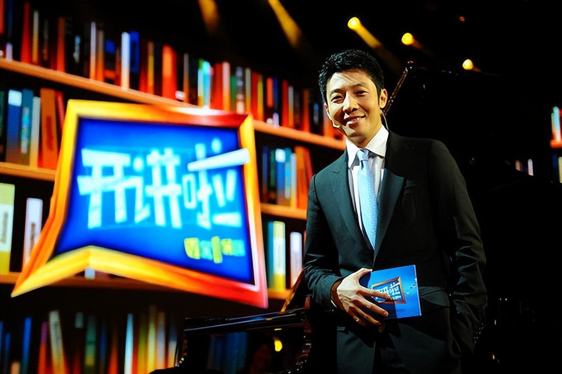 撒贝宁携一家三口度假,住昂贵的酒店,李白已经显老态