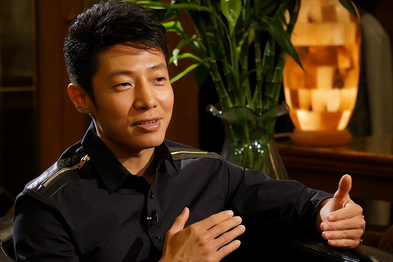 撒贝宁携一家三口度假,住昂贵的酒店,李白已经显老态