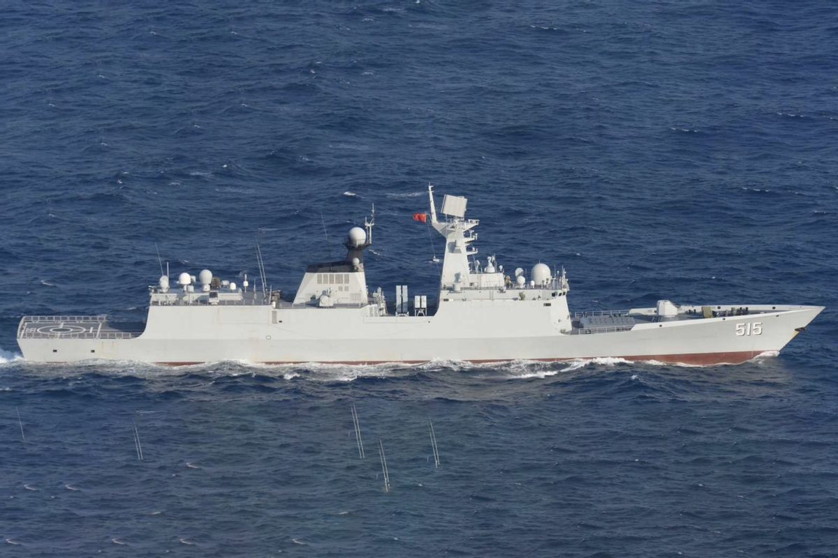 台空军f16实弹射击,小牛导弹命中澎湖外海,弹体上写有美国空军