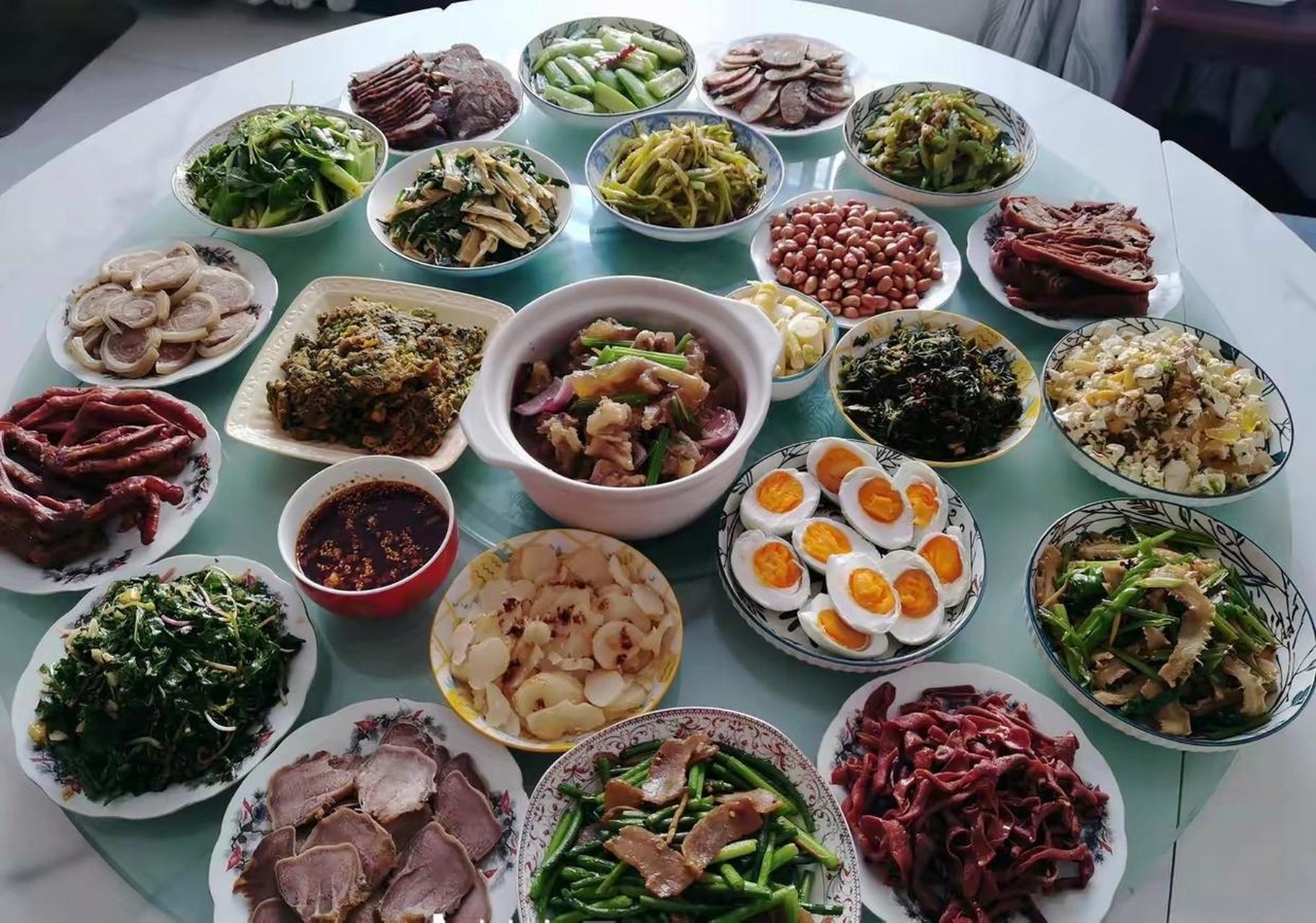 请朋友吃饭,这一桌饭菜够丰盛了吧?