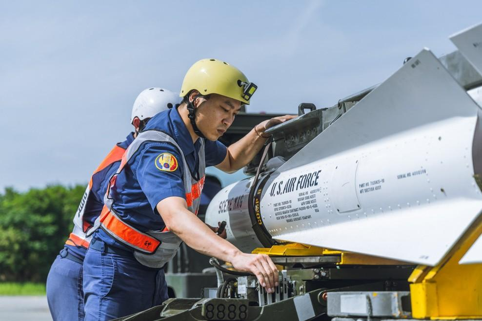 台空军f16实弹射击,小牛导弹命中澎湖外海,弹体上写有美国空军