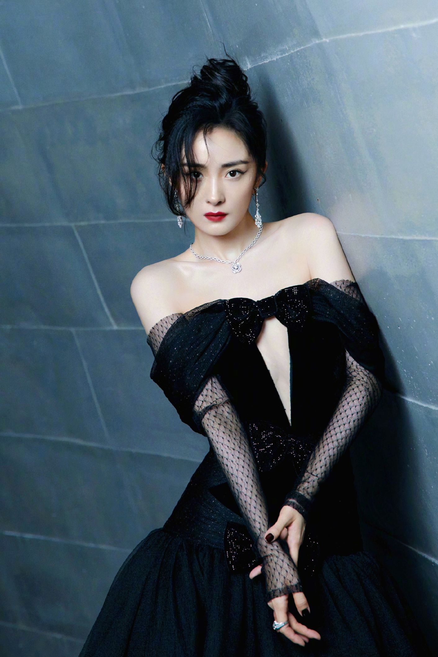 杨幂,暗夜女王的时尚黑魔法!