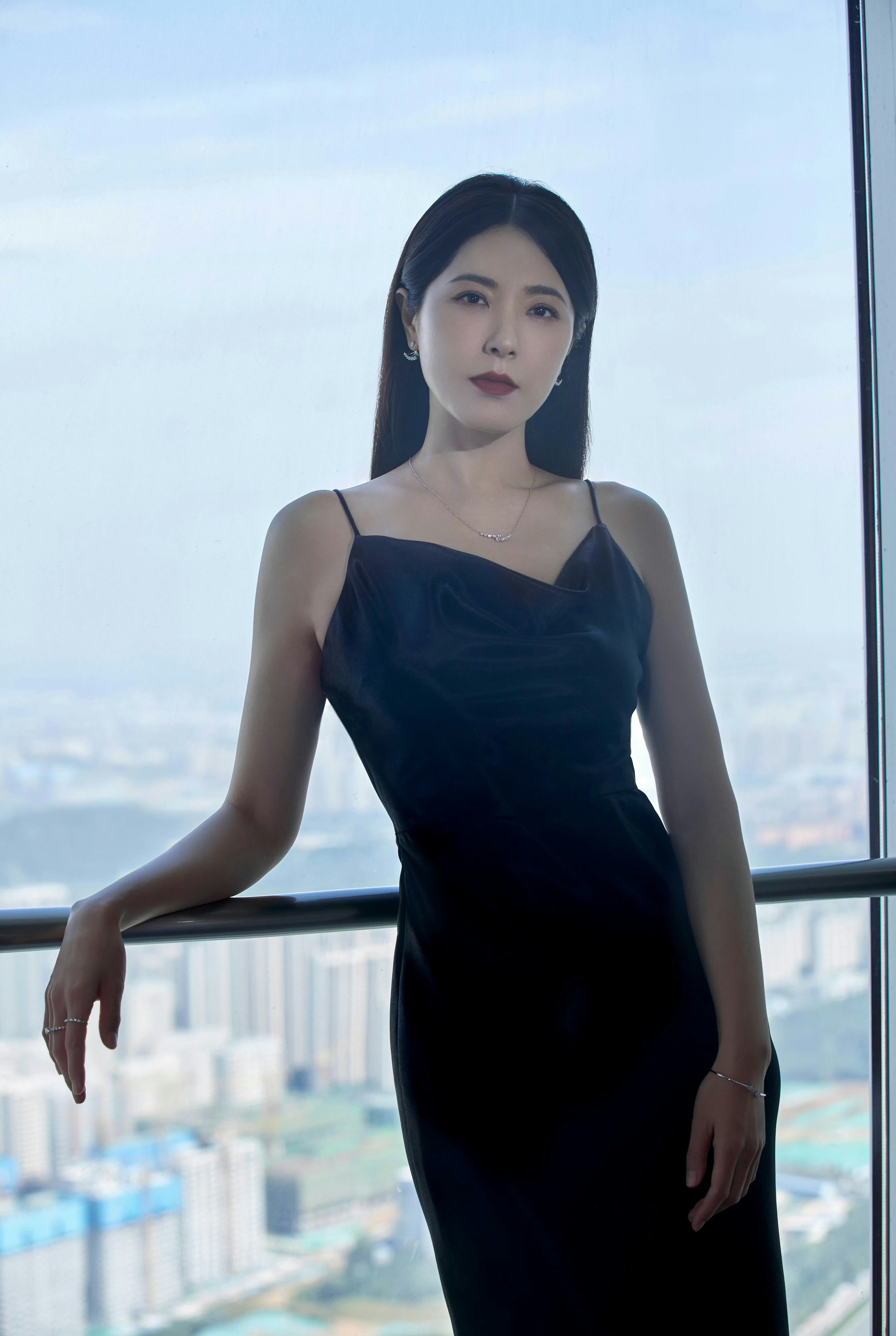 曾黎,黑色吊带裙,一点看不出年龄!