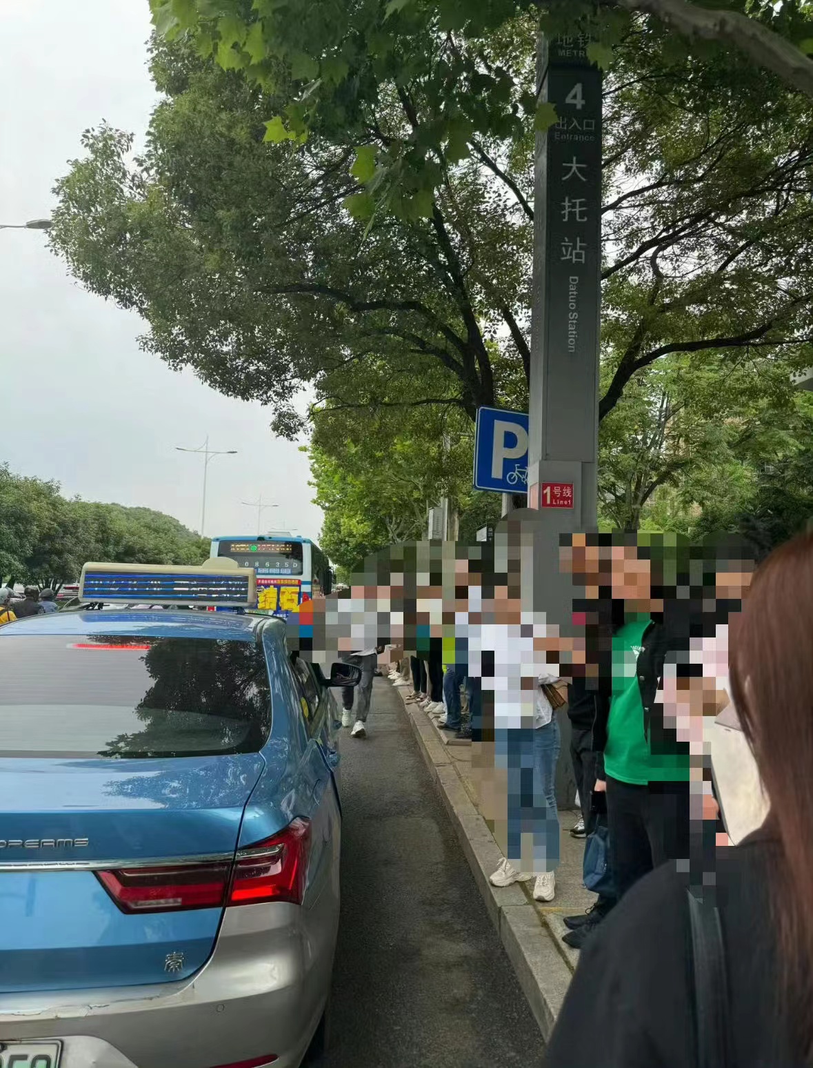 长沙地铁一号线停运接驳车根本就挤不上前面两站早就挤满人了要说