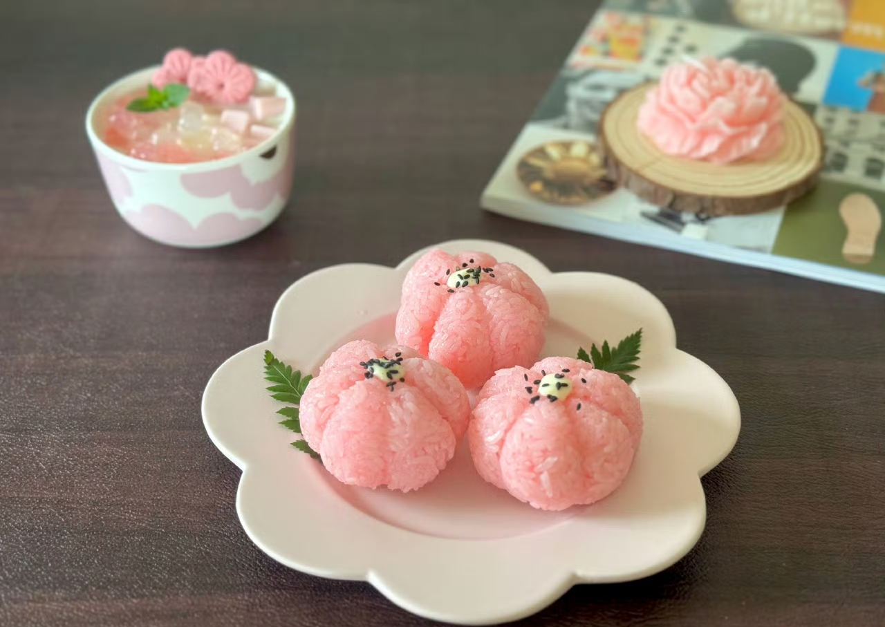 今日份粉色系早餐～～ 樱花饭团,花香四溢; 樱花奶冻,轻盈