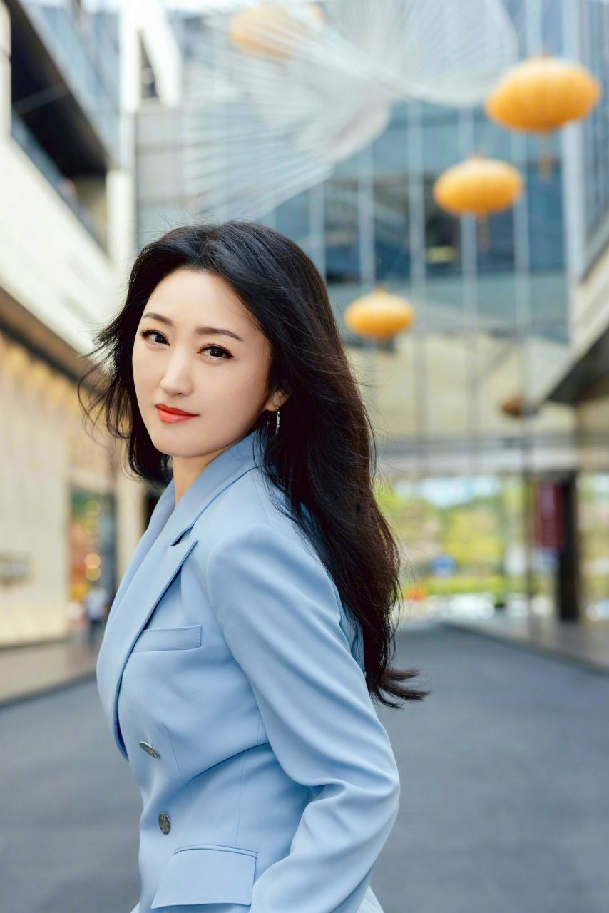 五十三岁的杨钰莹一身西服套装,长发飘飘,皮肤紧致无皱纹,尽显精致