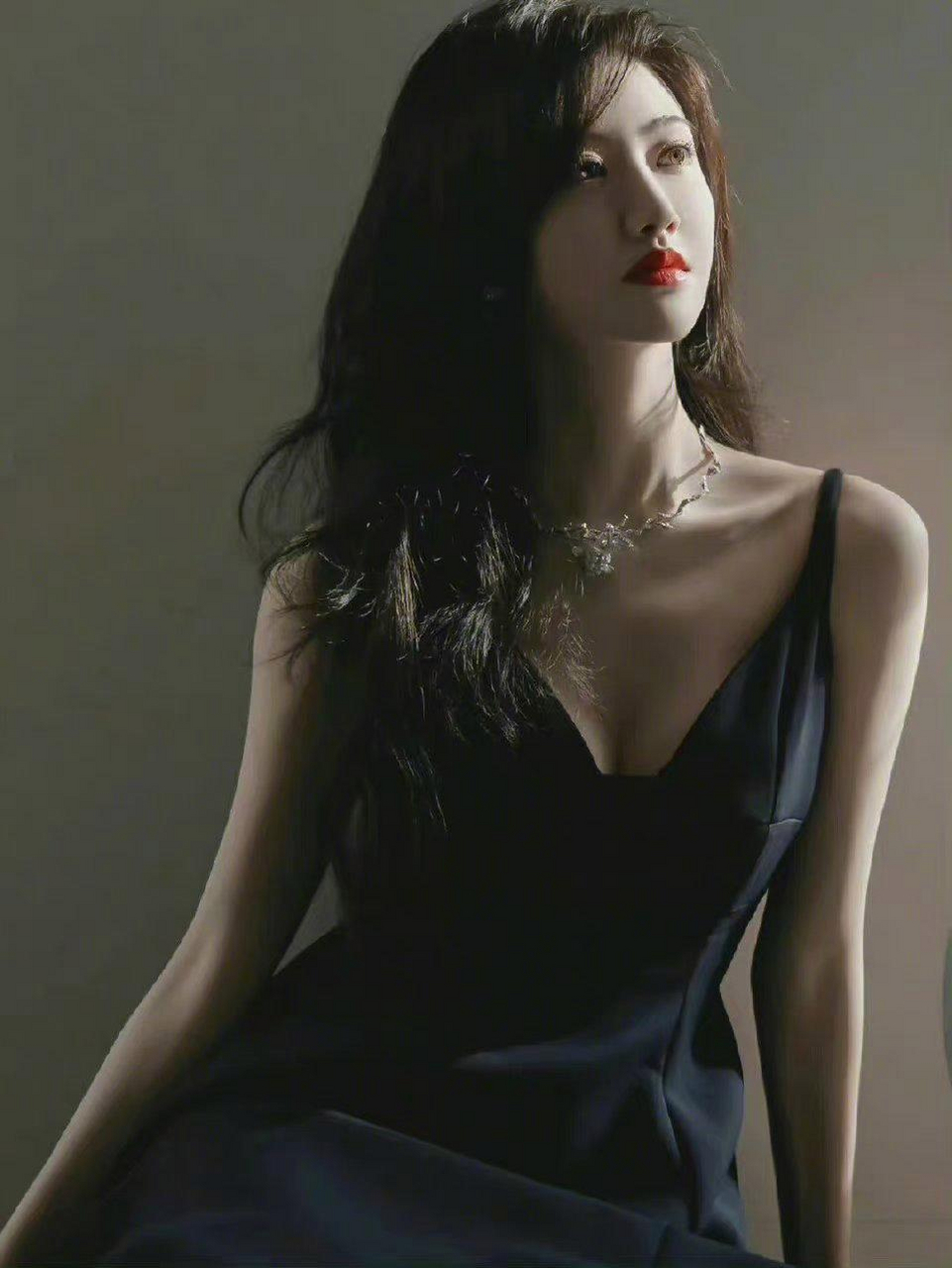 景甜黑色吊带裙写真