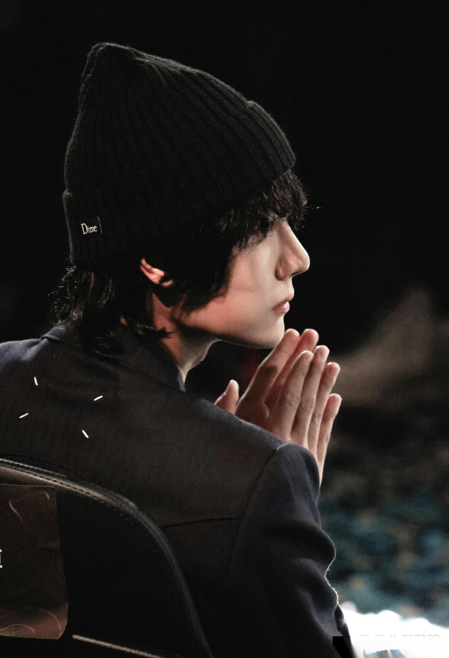 王一博深v低领搭配毛线帽