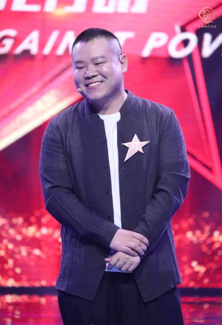 岳云鹏土味穿搭,穿老式小褂配老头鞋