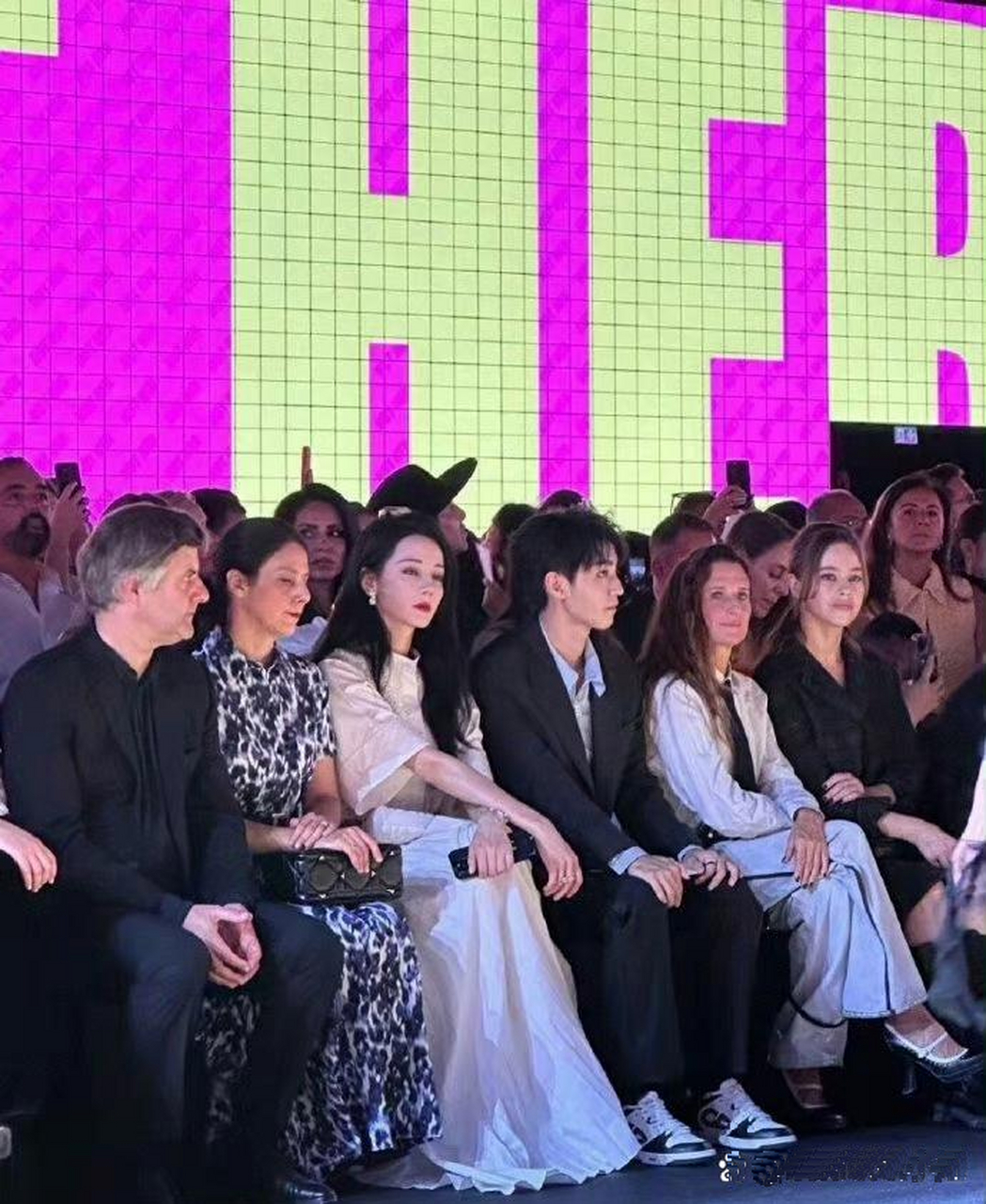 王俊凯,迪丽热巴同框看秀