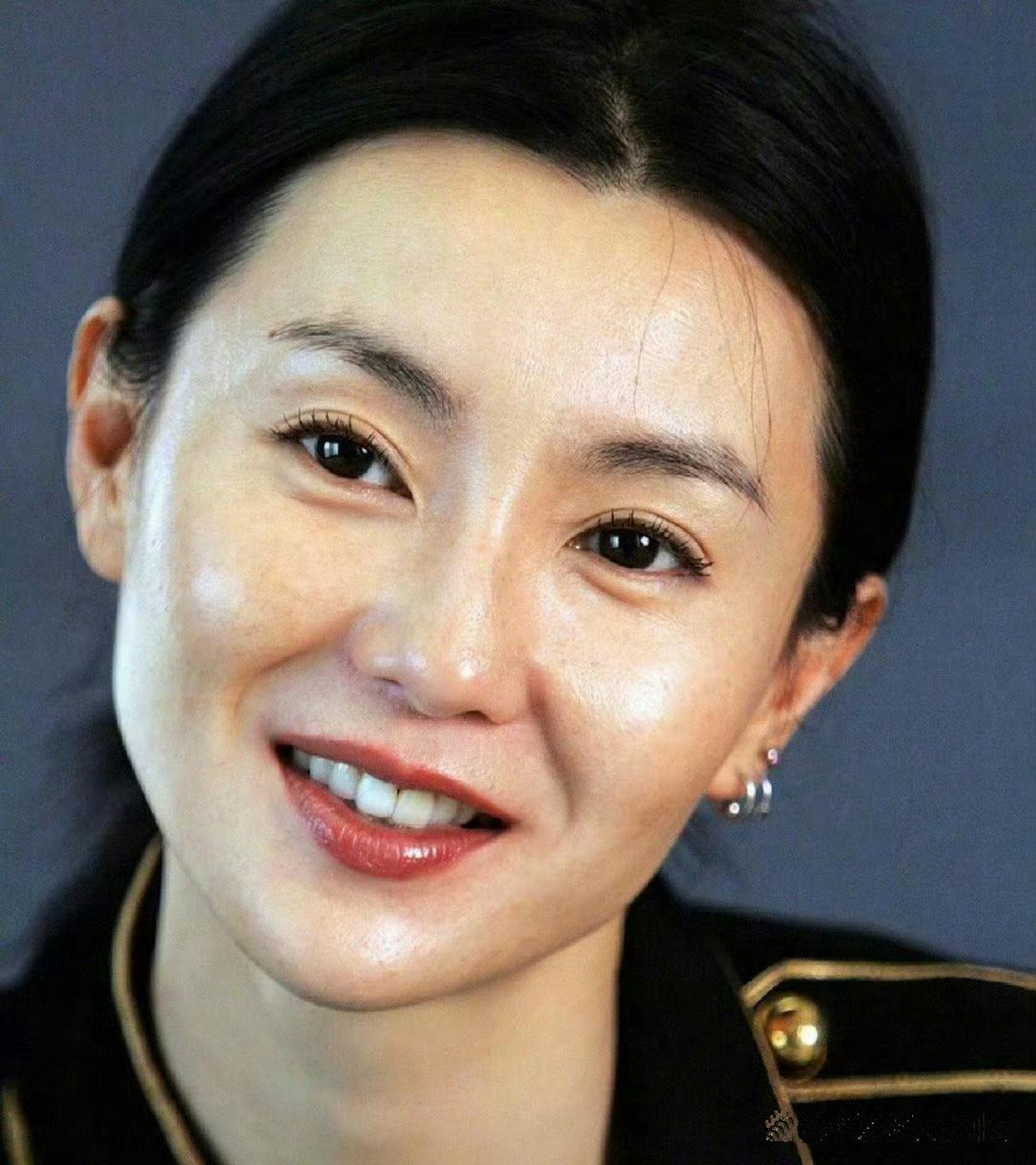 张曼玉笑起来非常自然,有质感,这个年纪了!