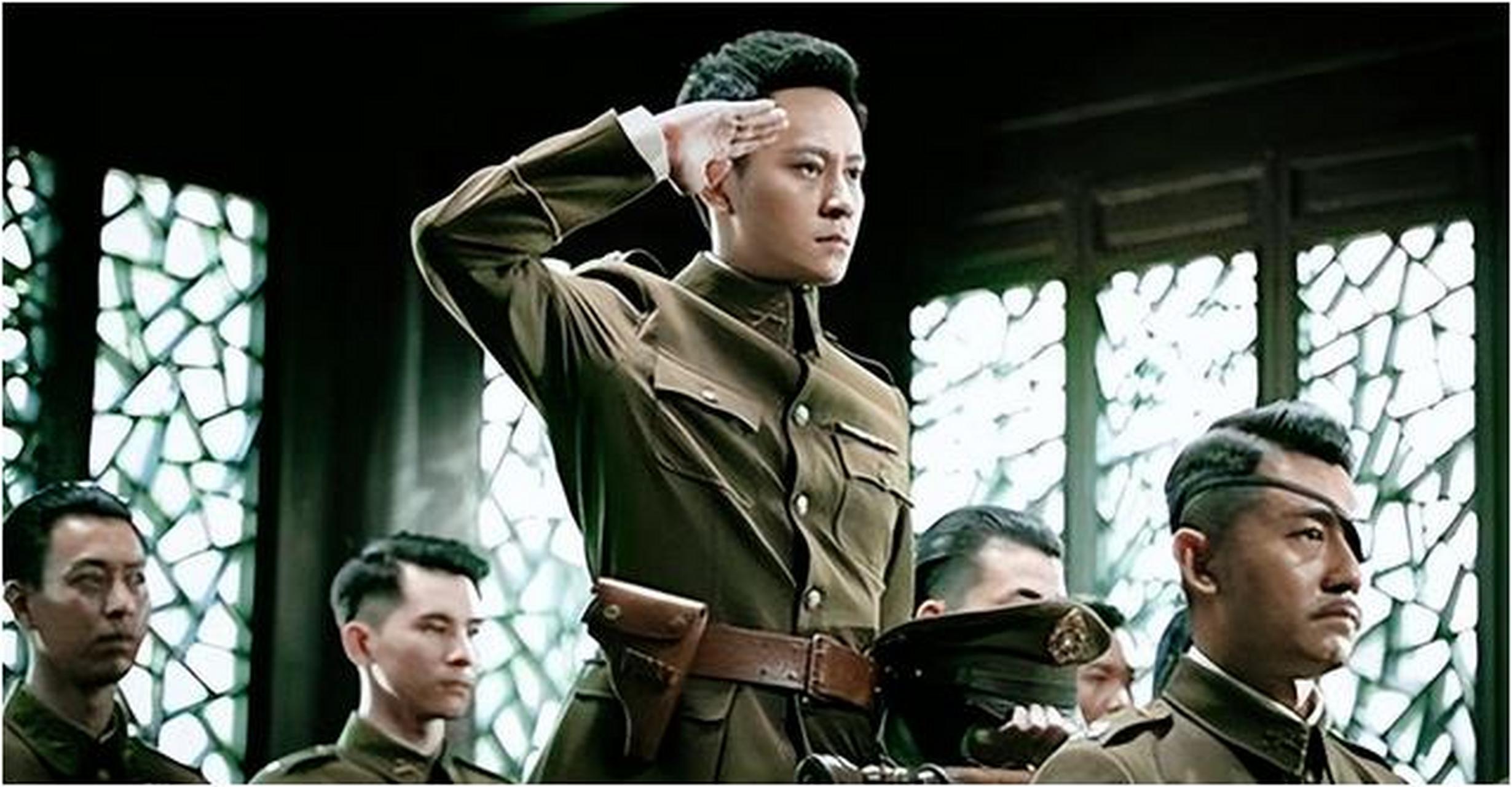 剧中人物关系错综复杂,但情节缺乏合理解释,令人困惑.[原文:谍战剧